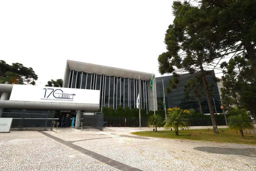 Além da volta das sessões plenárias, audiências públicas, sessões solenes, homenagens e a abertura nas ações referentes ao Outubro Rosa estão programadas no Parlamento.