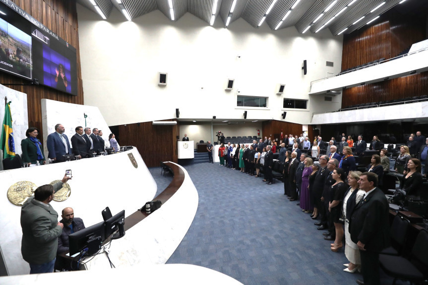 Solenidade ocorreu na noite desta quarta-feira (16), no Plenário da Assembleia Legislativa do Paraná.