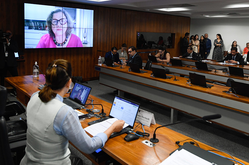 CE aprova política nacional para baratear preço de livros — Senado Notícias