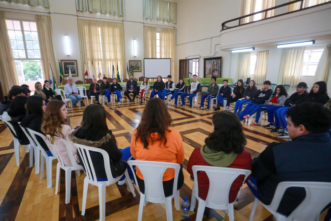 Com bolsa de estudo, concurso da CGE motiva alunos do Colégio Estadual do Paraná