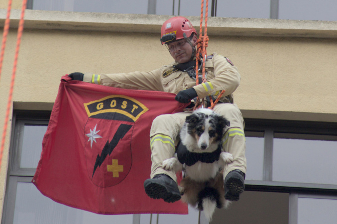 Corpo de Bombeiros simula resgate em altura e chama a atenção no centro de Curitiba