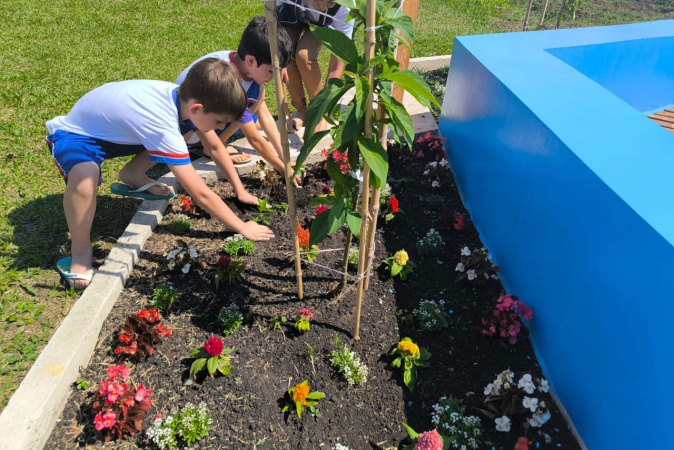 Educação ambiental: escola de União da Vitória recebe Jardim de Água e Mel da Sanepar