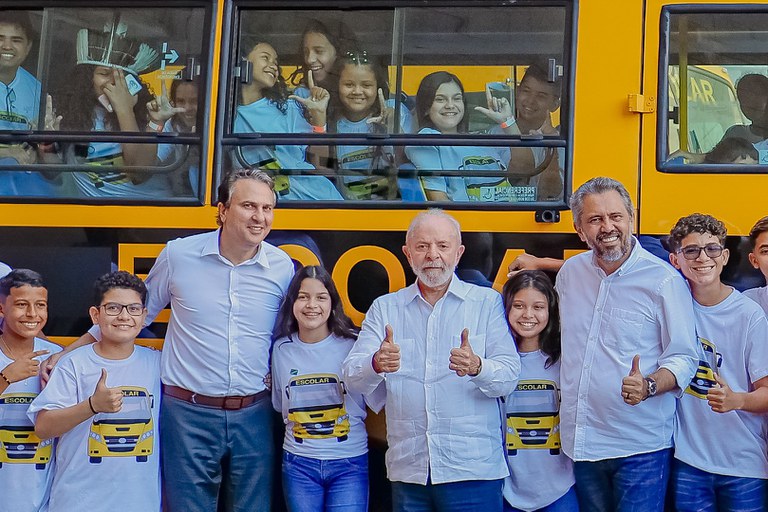 “Estamos cumprindo com a obrigação de cuidar do povo”, diz Lula sobre entrega de 113 novos ônibus escolares ao Ceará — Agência Gov