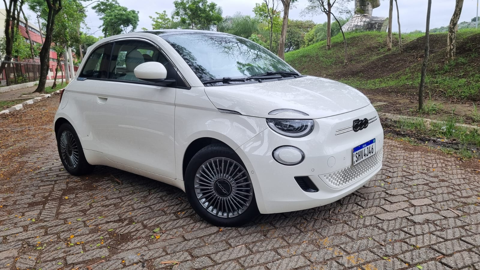 Fiat 500 elétrico é bom para ir de casa ao trabalho, só que o preço...