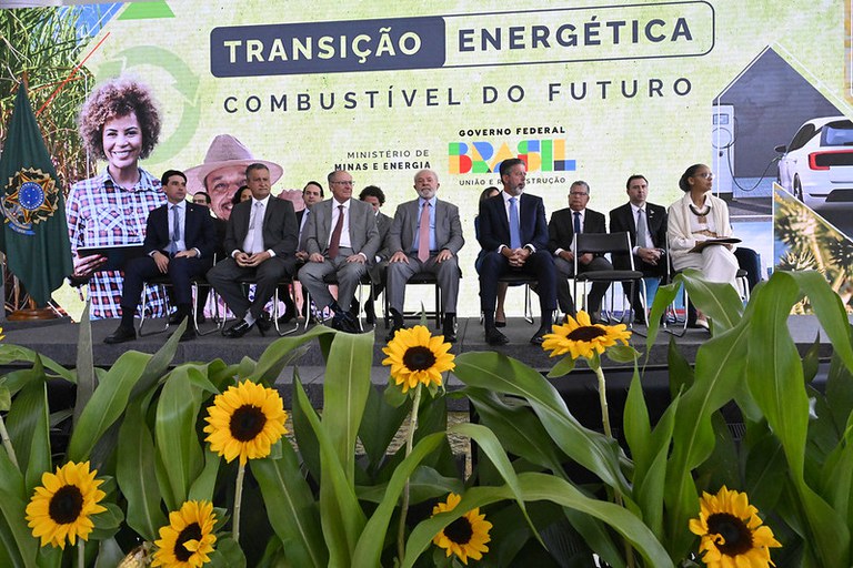 Lula sanciona Lei do Combustível do Futuro para promover a mobilidade sustentável — Agência Gov