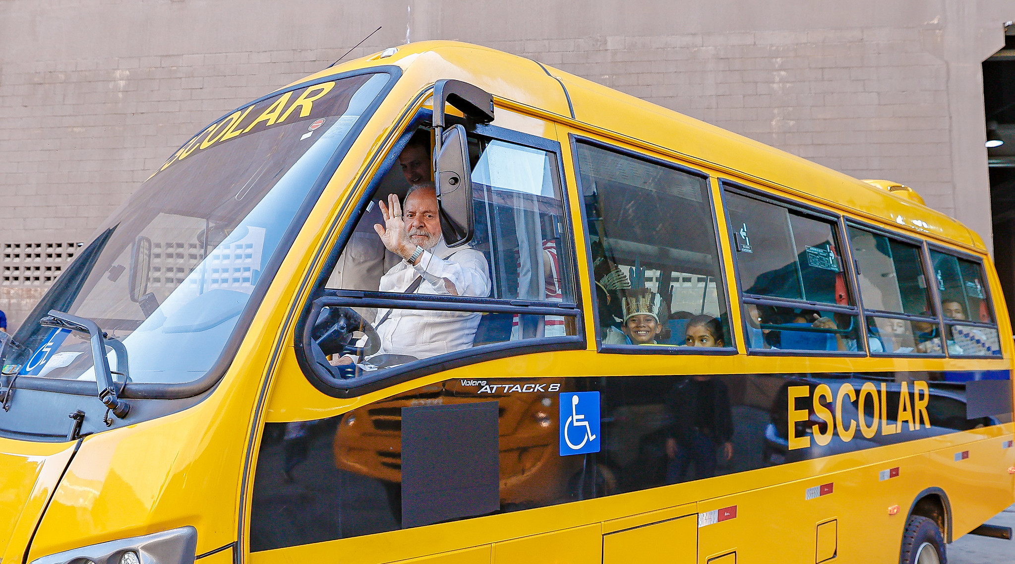 Na Bahia, Lula anuncia recursos para novas creches e mais ônibus escolares — Agência Gov