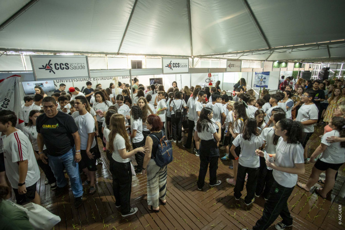 Pavilhão científico reúne milhares de visitantes e abre Paraná Faz Ciência na UEM