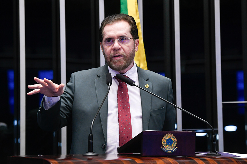 Em discurso, à tribuna, senador Plínio Valério (PSDB-AM).