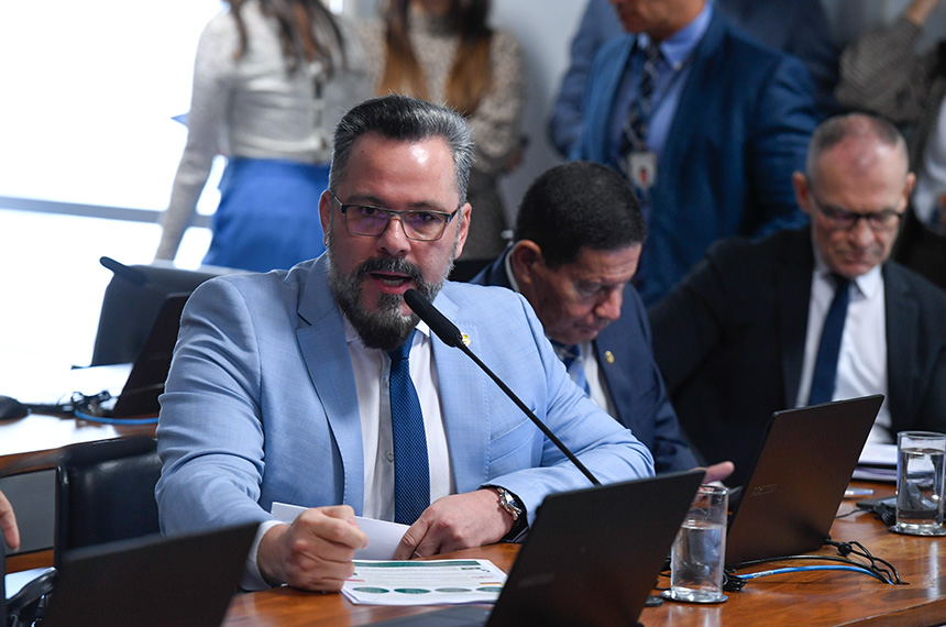 Em pronunciamento, à bancada, senador Alan Rick (União-AC).