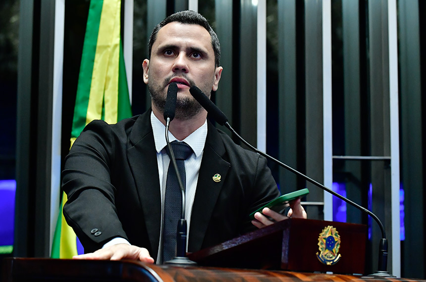 À tribuna, em discurso, senador Cleitinho (Republicanos-MG).