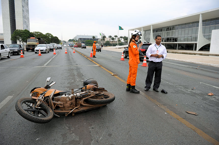 Publicada lei que cria semana de prevenção a acidente com moto — Senado Notícias