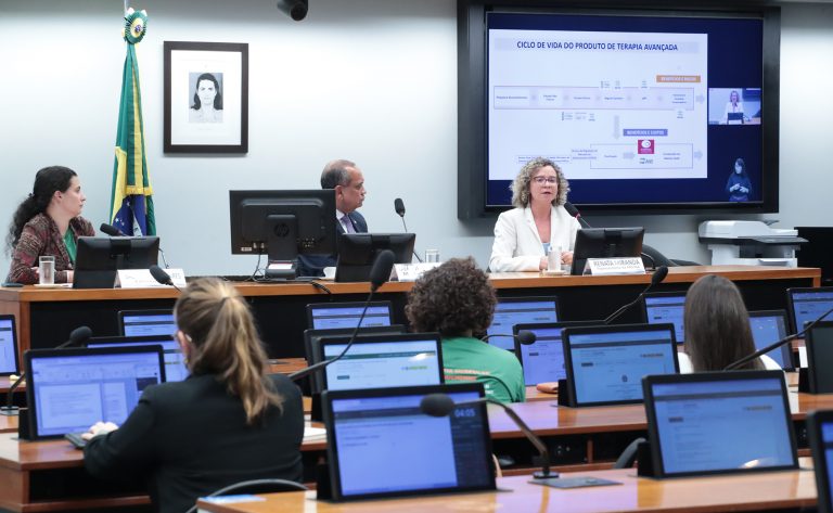 Audiência Pública - Autorização pela ANVISA do medicamento Elevidys no tratamento da doença Distrofia Muscular de Duchenne. Enfermeira, Gabriela Cota Soares; Dep. Max Lemos (PDT - RJ) e Representante da ANVISA, Renata Miranda