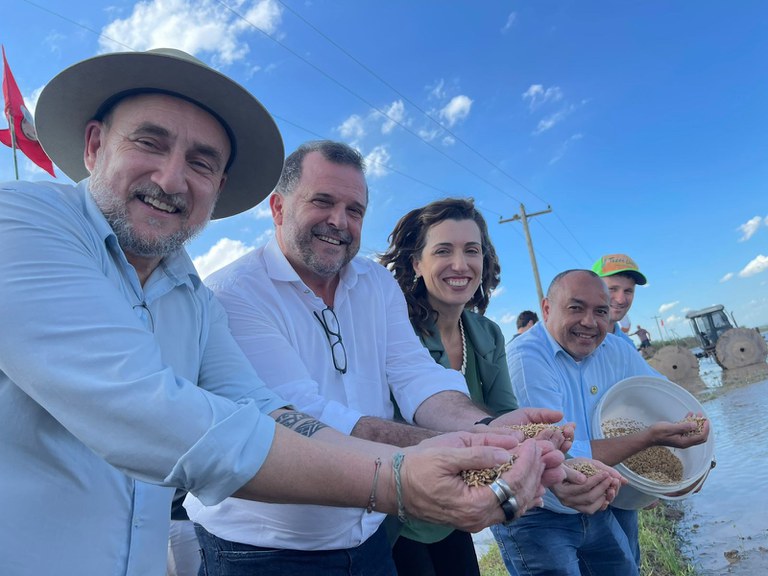 Sementes de esperança marcam a abertura do Plantio de Arroz Ecológico nos assentamentos do RS — Agência Gov