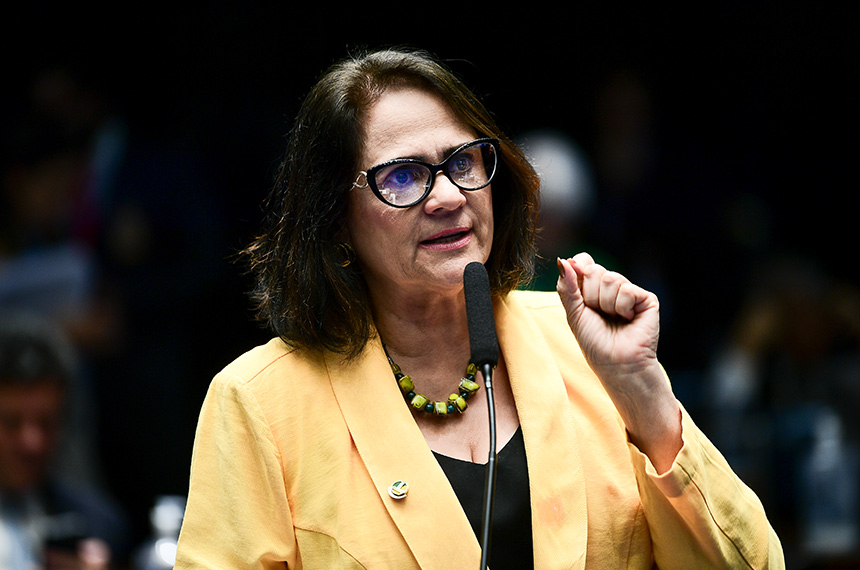 Em pronunciamento, à bancada, senadora Damares Alves (Republicanos-DF).