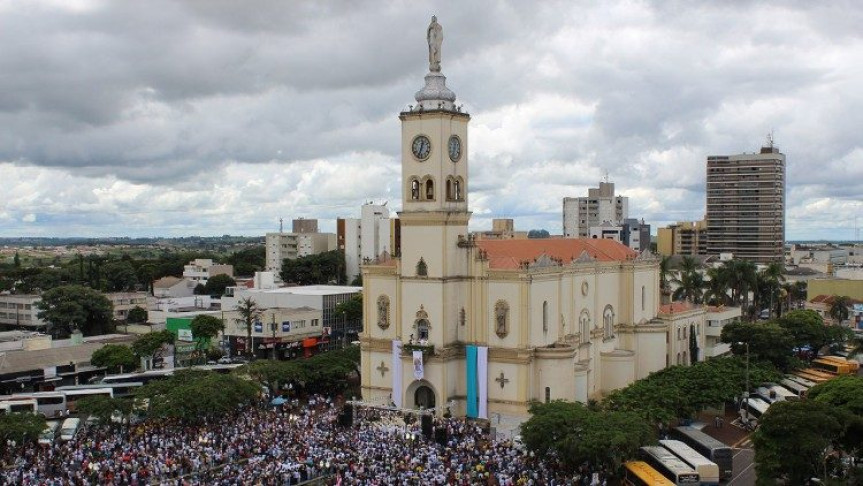 Construída em estilo barroco, a Catedral é única no Brasil por possuir uma imagem de Nossa Senhora no topo de sua torre principal.