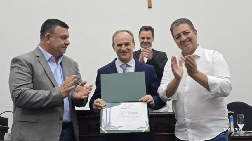 A homenagem, proposta por Cobra Repórter e aprovada na Assembleia Legislativa do Paraná, reconhece a importante trajetória do Dr. Milton na promoção da saúde pública e no avanço científico no Estado.