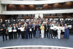 Solenidade ocorreu na noite desta segunda-feira (25), no Plenário da Assembleia Legislativa do Paraná.