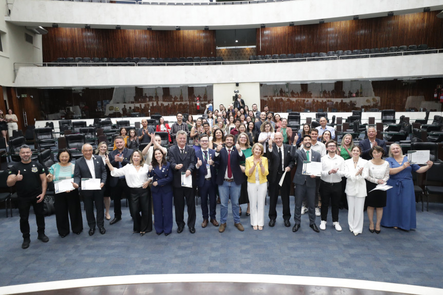 Solenidade ocorreu na noite desta segunda-feira (25), no Plenário da Assembleia Legislativa do Paraná.