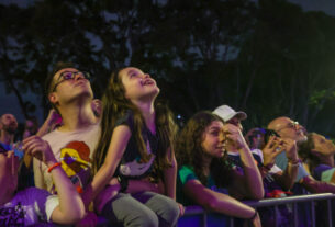 Anúncio das atrações do Verão Maior Paraná com show de luzes empolga público