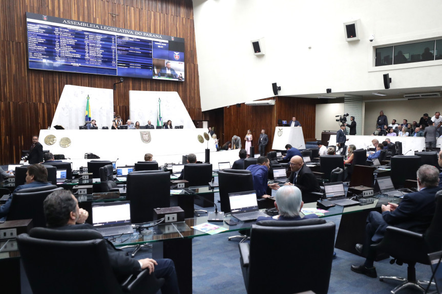 O projeto de lei 1036/2023 é dos deputados Luiz Claudio Romanelli (PSD), Tercilio Turini (MDB), Tito Barichello (União), Luciana Rafagnin (PT), Márcia Huçulak (PSD) e Arilson Chiorato (PT).