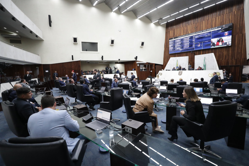 Nesta quarta-feira (13), foram realizadas três sessões plenárias.