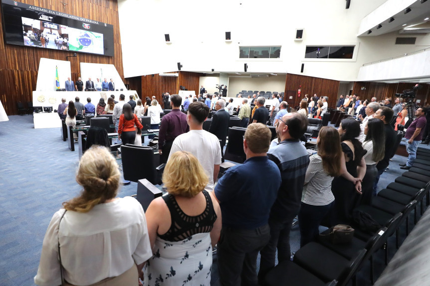 Solenidade ocorreu na noite desta segunda-feira (11), no Plenário da Assembleia Legislativa do Paraná.