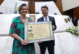 A mais nova Cidadão Honorária do Paraná, Marina Menegotto Nessi, e o 1º secretário da Casa, deputado Alexandre Curo (PSD).