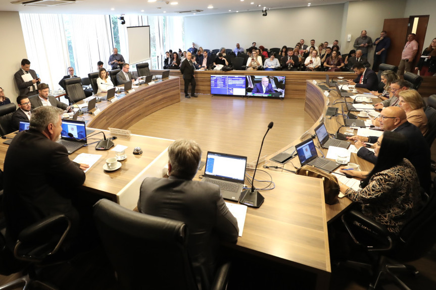 Reunião ocorreu no início da tarde desta terça-feira (12), no Auditório Legislativo.