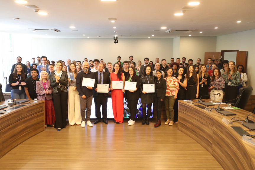 O evento contou com a presença de especialistas, autoridades e representantes de diversas cidades paranaenses, discutindo a importância da educação política e da formação cidadã desde cedo.