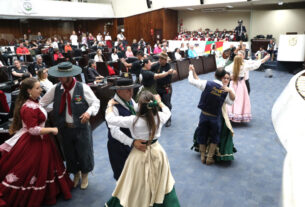 Solenidade ocorreu na noite desta sexta-feira (22), no Plenário da Assembleia Legislativa do Paraná.