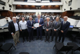 Representantes do Sindicato das Seguradoras dos Estados do Paraná e Mato Grosso do Sul (Sindseg PR/MS) recebem homenagem na Assembleia.