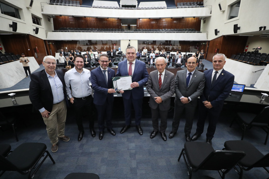 Representantes do Sindicato das Seguradoras dos Estados do Paraná e Mato Grosso do Sul (Sindseg PR/MS) recebem homenagem na Assembleia.