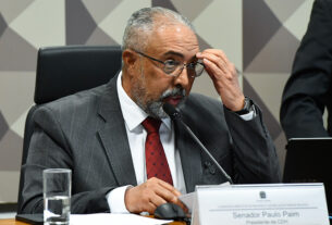 À mesa, presidente da CDH, senador Paulo Paim (PT-RS), conduz reunião.