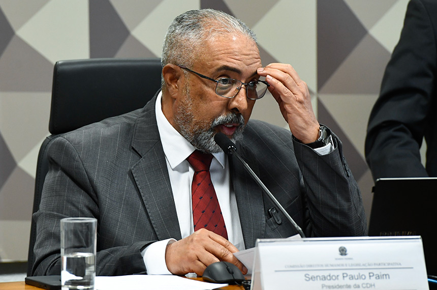 À mesa, presidente da CDH, senador Paulo Paim (PT-RS), conduz reunião.