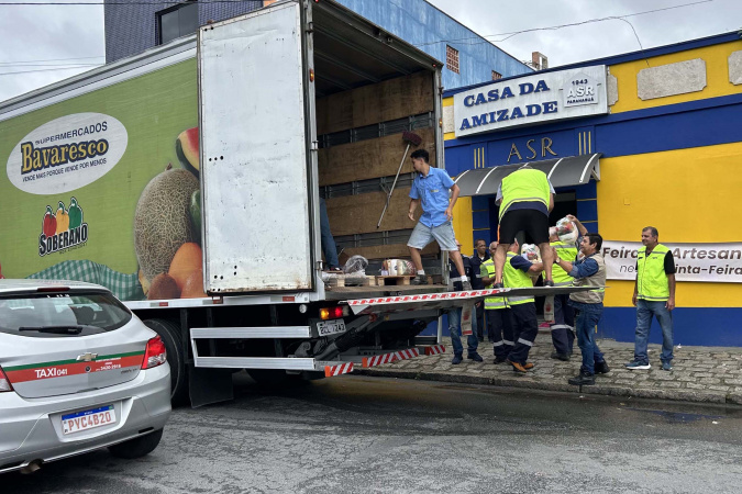 Cestas básicas arrecadadas na Corrida do Porto são distribuídas em Paranaguá