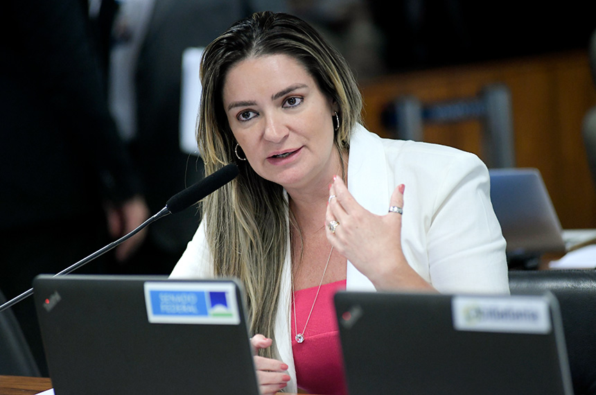 À bancada, em pronunciamento, senadora Augusta Brito (PT-CE).