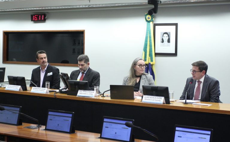 Audiência Interativa - Impactos da Reforma Tributária nos direitos dos PCDs. Ministério dos Direitos Humanos e Cidadania, Sérgio Paulo da Silveira Nascimento, Presidente - Associação Nacional de Apoio às Pessoas com Deficiência, Abrão Dib, Dep. Daniela Reinehr (PL - SC) e Ministério da Fazenda, Juliano Moura De Oliveira