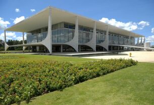 Concebido pelo arquiteto Oscar Niemeyer com projeto estrutural do engenheiro Joaquim Cardozo, é a sede do poder executivo do Governo Federal brasileiro. Localizado na Praça dos Três Poderes em Brasília, o Palácio do Planalto faz parte do projeto do Plano Piloto e foi um dos primeiros edifícios construídos na capital.