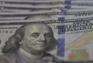 Dólar fecha perto dos R$ 6 e bate novo recorde após anúncio de pacote