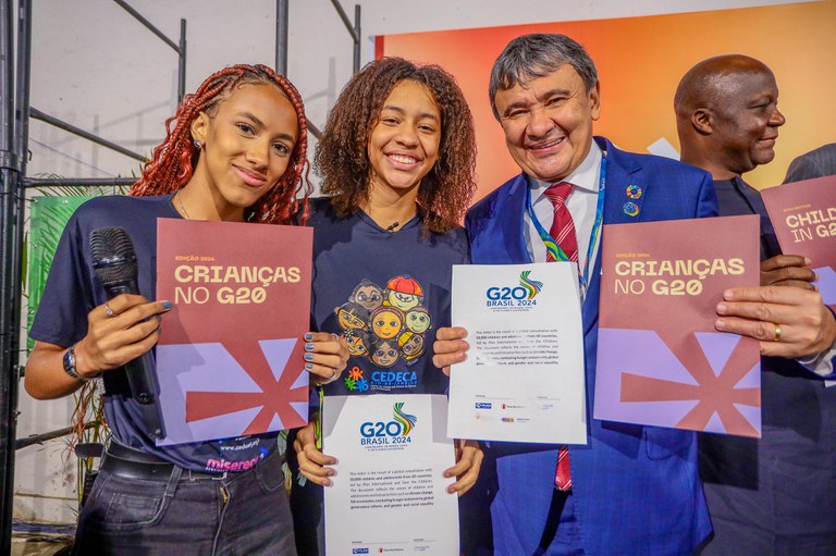 Jovens brasileiras entregam carta com demandas de 50 mil crianças e adolescentes aos Líderes do G20 — Agência Gov