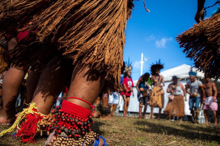 Ministras Margareth Menezes e Sonia Guajajara debatem cultura e direitos no VI Acampamento Terra Livre na Bahia — Agência Gov