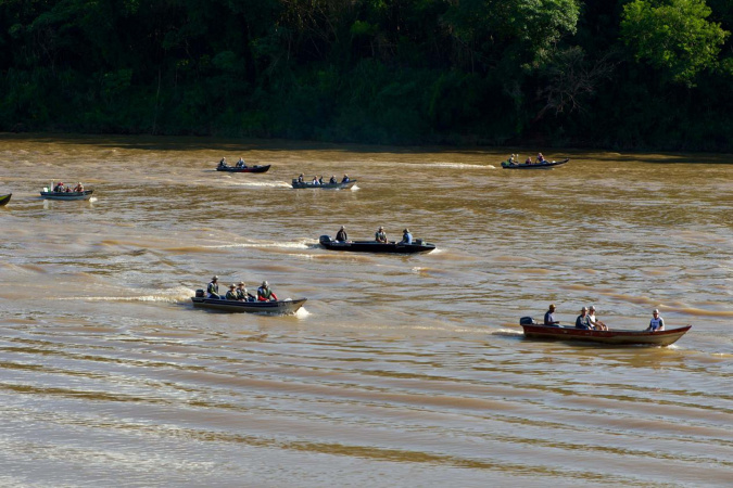 Nova fase do Rio Vivo começa com a soltura de 100 mil peixes no Rio Ivaí, no Noroeste