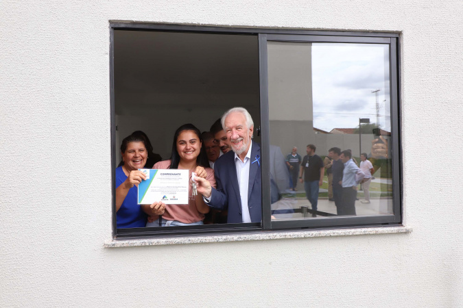 Programa Casa Fácil: vice-governador entrega residencial com 240 unidades em Londrina