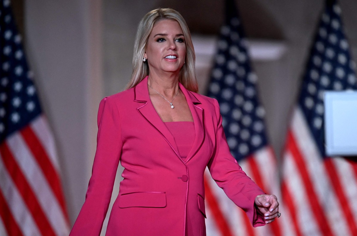 Quem é Pam Bondi, lobista indicada por Trump para chefiar Departamento de Justiça após renúncia de Matt Gaetz