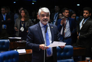 Em pronunciamento, à bancada, senador Humberto Costa (PT-PE).