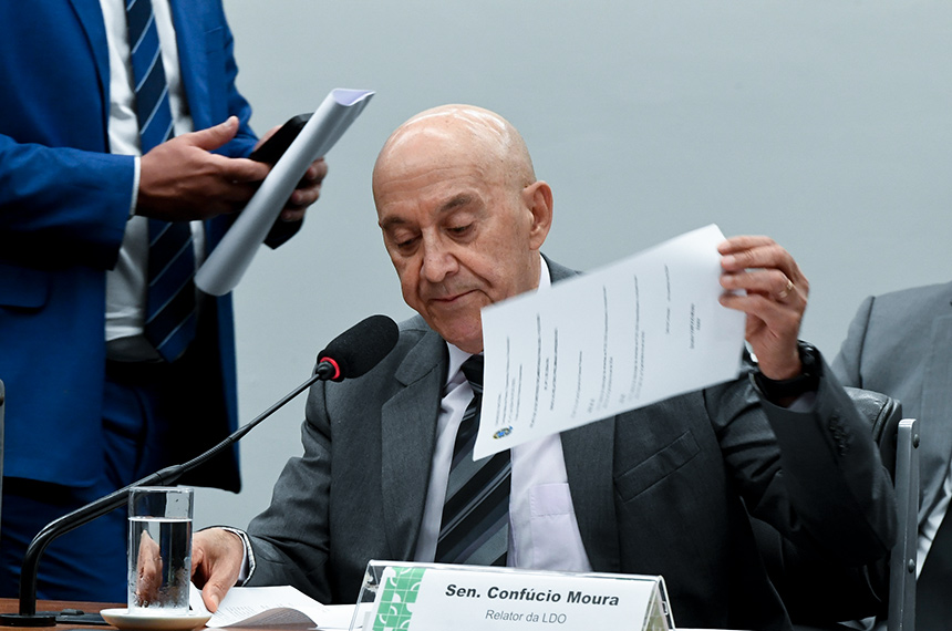 Em pronunciamento, à mesa, relator da LDO, senador Confúcio Moura (MDB-RO).