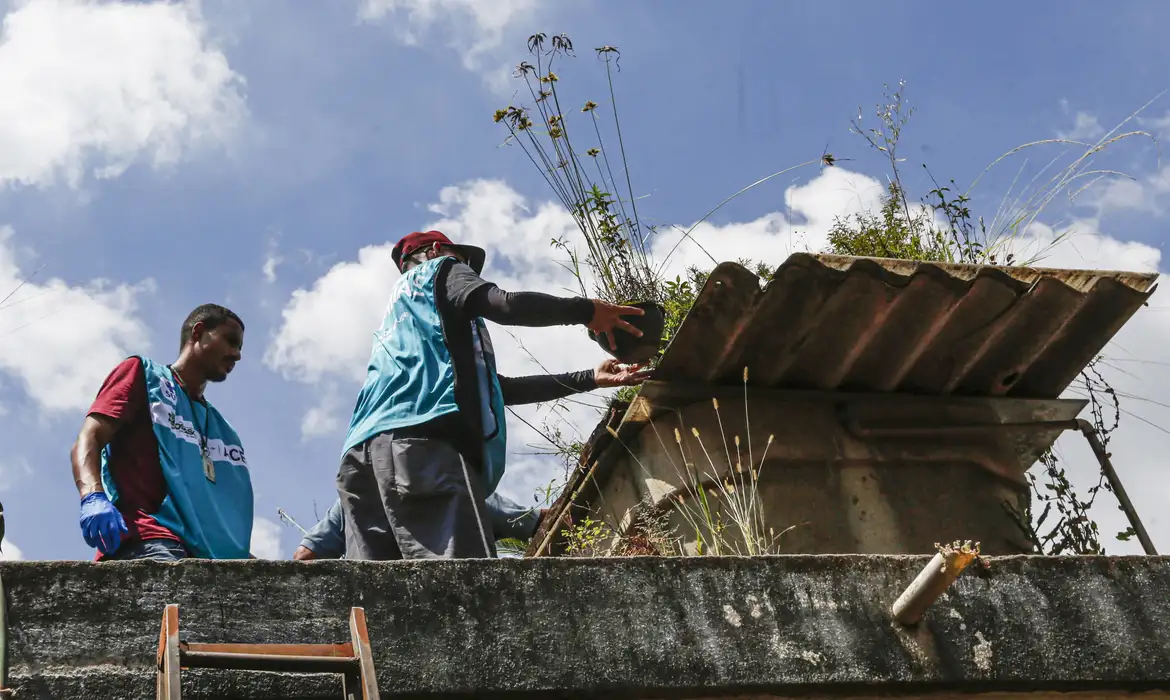 Saúde reforça vigilância e pede engajamento da população para controlar a dengue no Brasil — Agência Gov