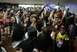 Sob protestos, CCJ da Câmara aprova PEC do Estupro, que