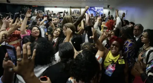 Sob protestos, CCJ da Câmara aprova PEC do Estupro, que