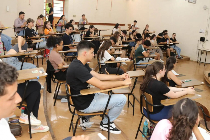 Vestibular 2025 da UEL reuniu milhares de jovens no domingo; provas seguem nesta segunda